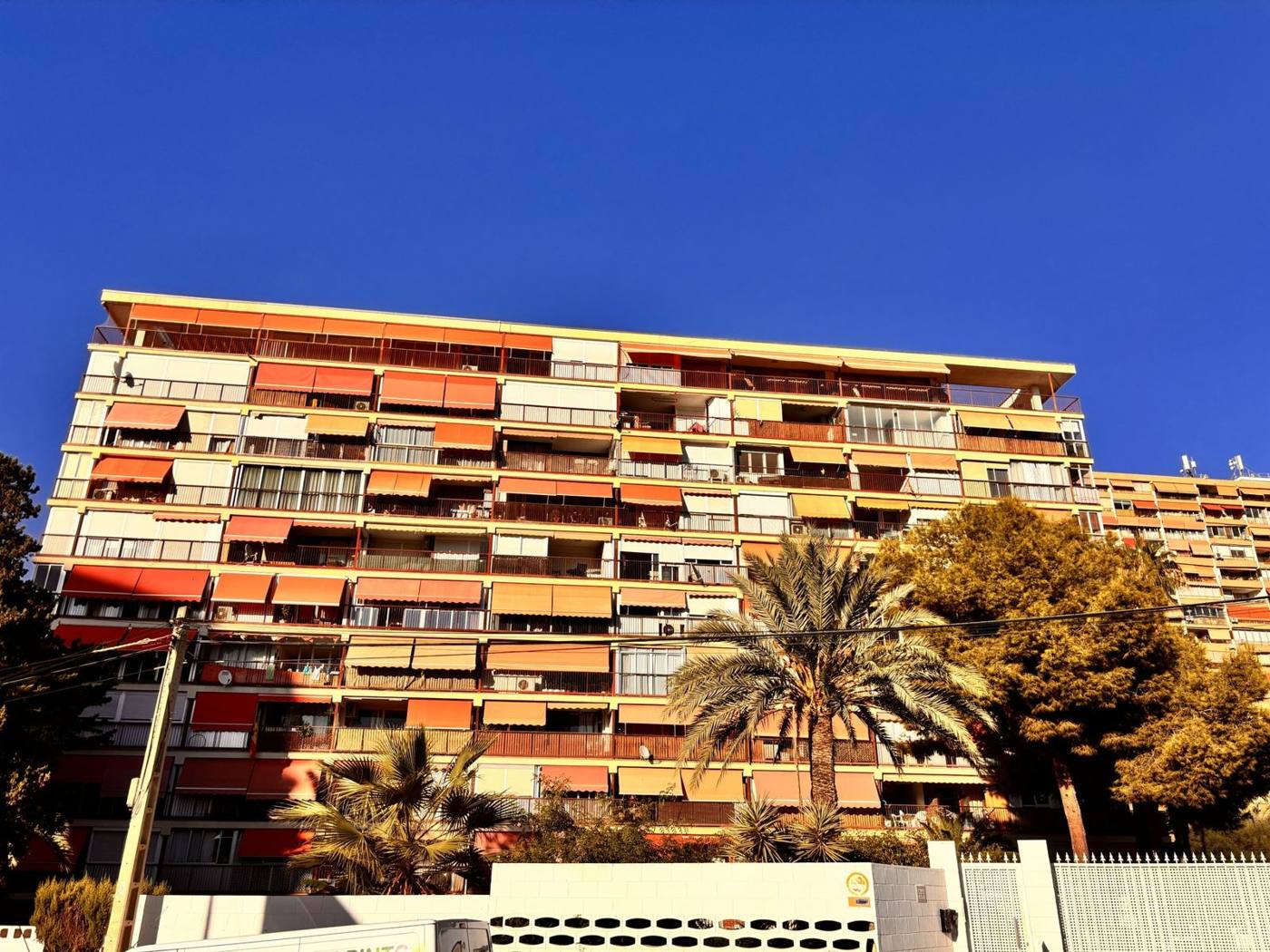 Fachada principal del edificio de la urbanización