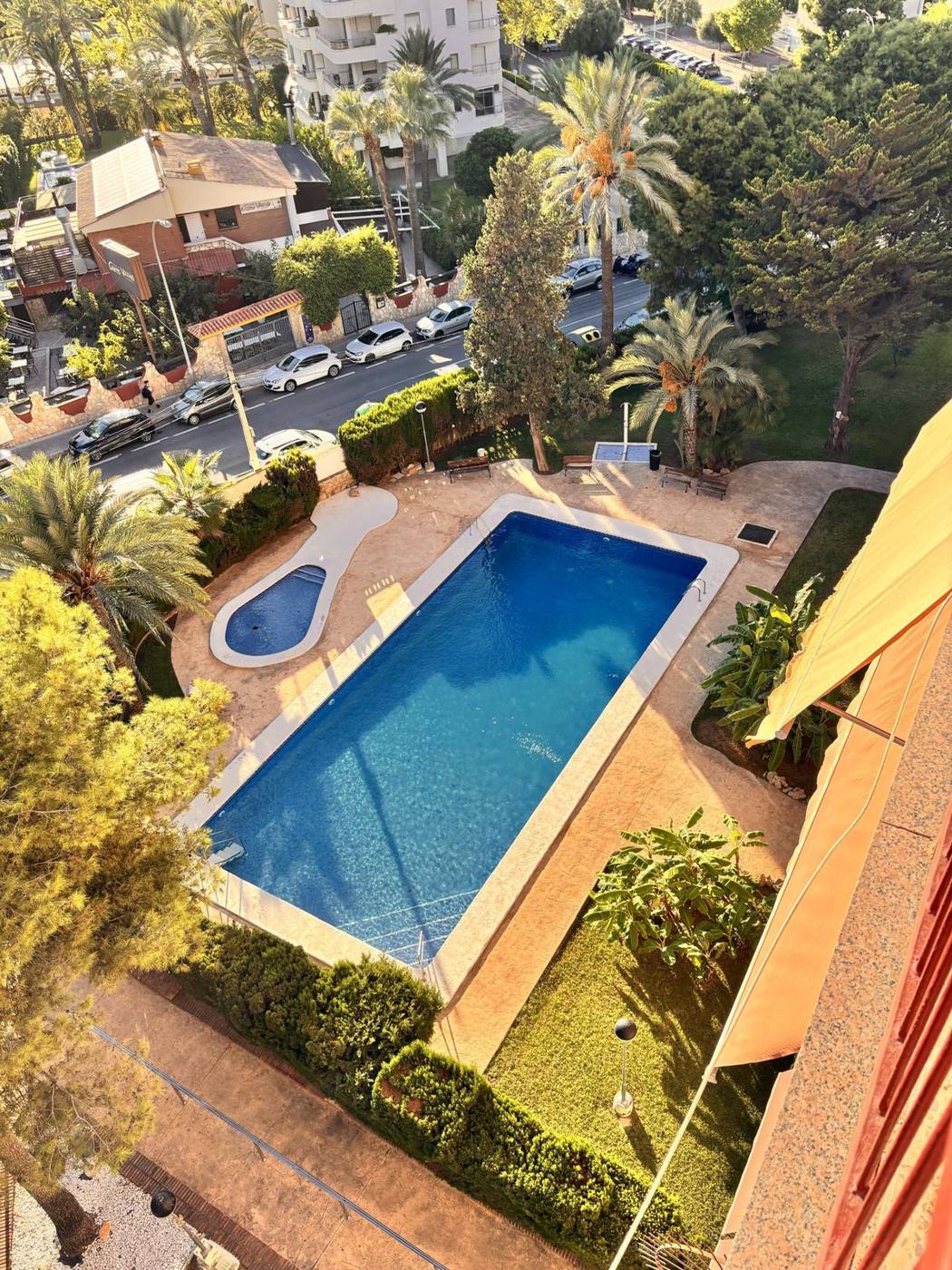 Vista superior de las piscinas y jardines de la urbanización