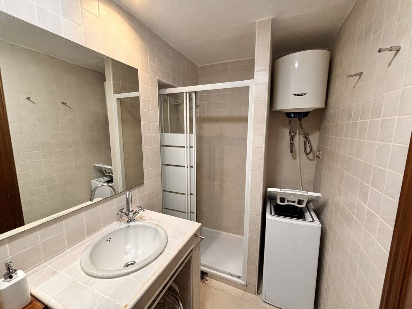 Baño completo con ducha, lavabo, termo y lavadora