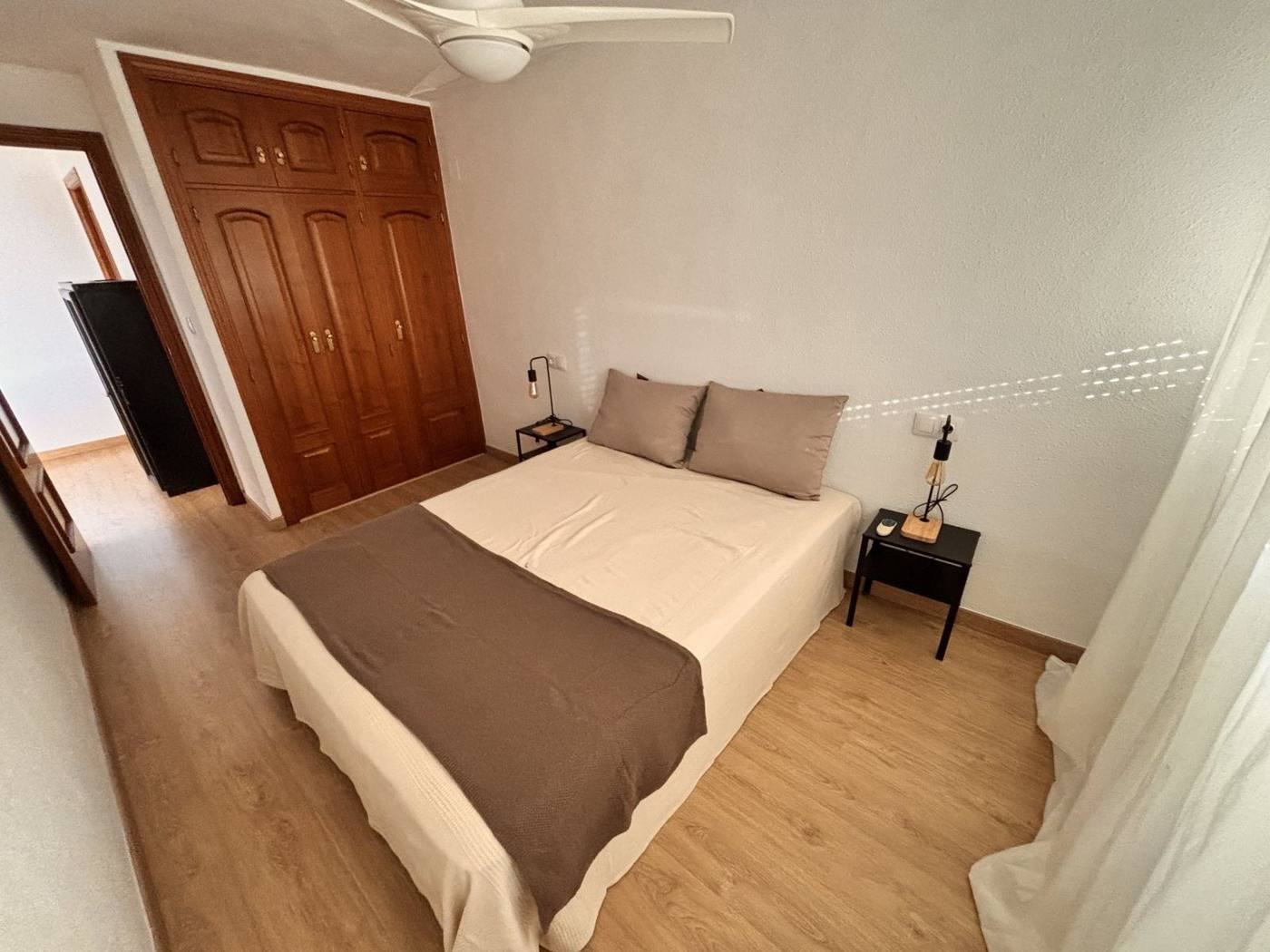 Dormitorio principal luminoso con ventana exterior