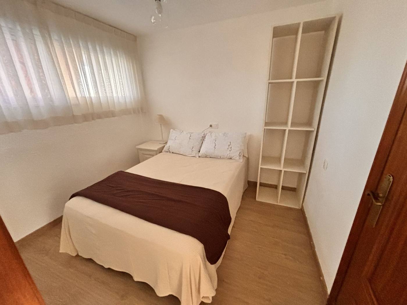 Segundo dormitorio amueblado con cama doble
